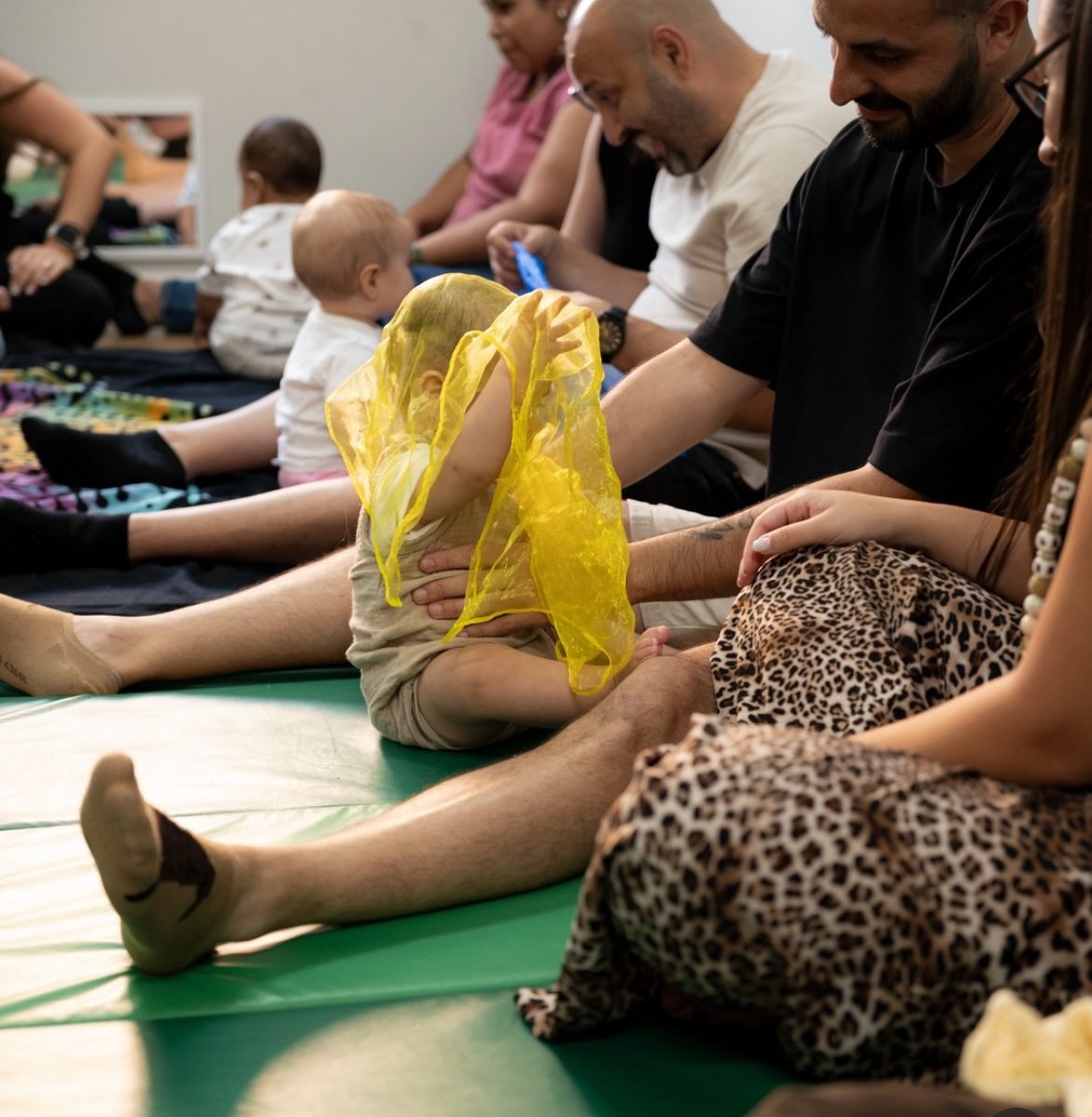 Bebés y familias en un taller de Yoga Bebés en Familia