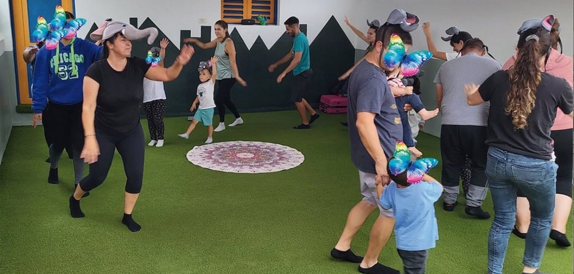 Peques y familias en movimiento durante una sesión