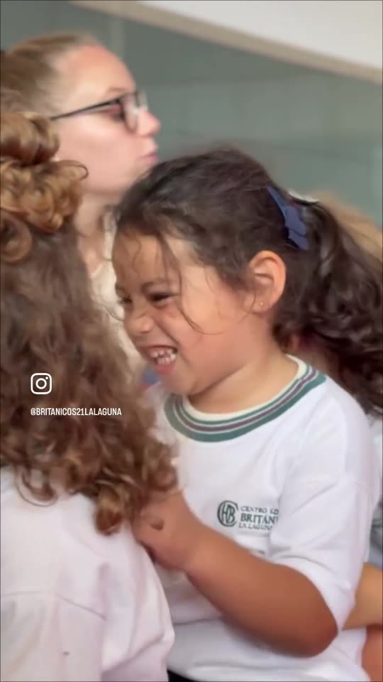 Niños y niñas riendo durante una sesión de yoga en el colegio