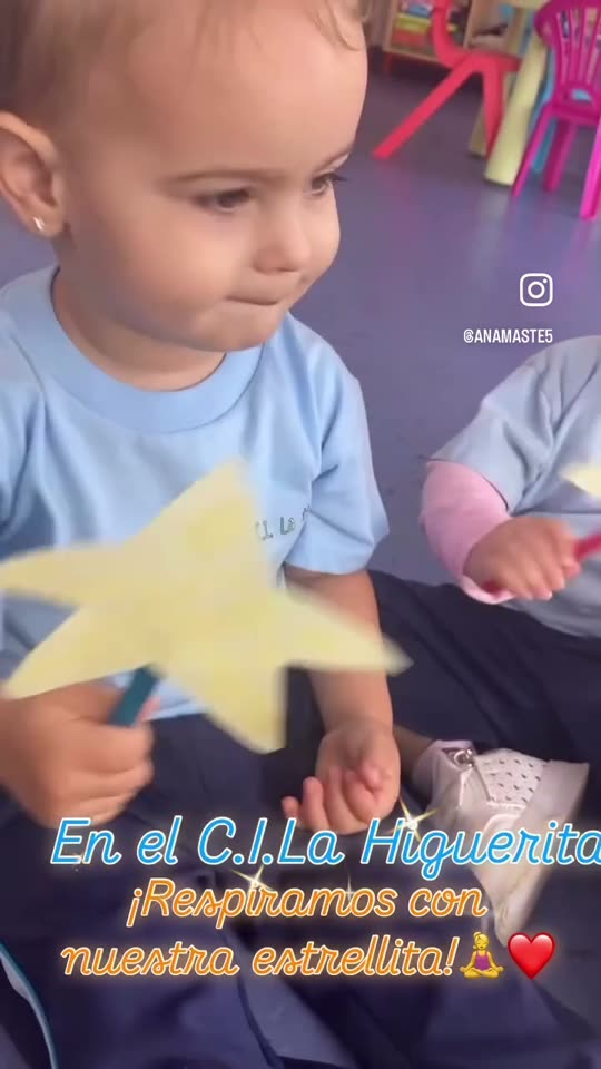Bebé respirando con una estrella de papel en una escuela infantil